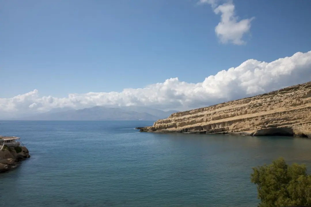 Les falaises de Matala plongent dans la mer