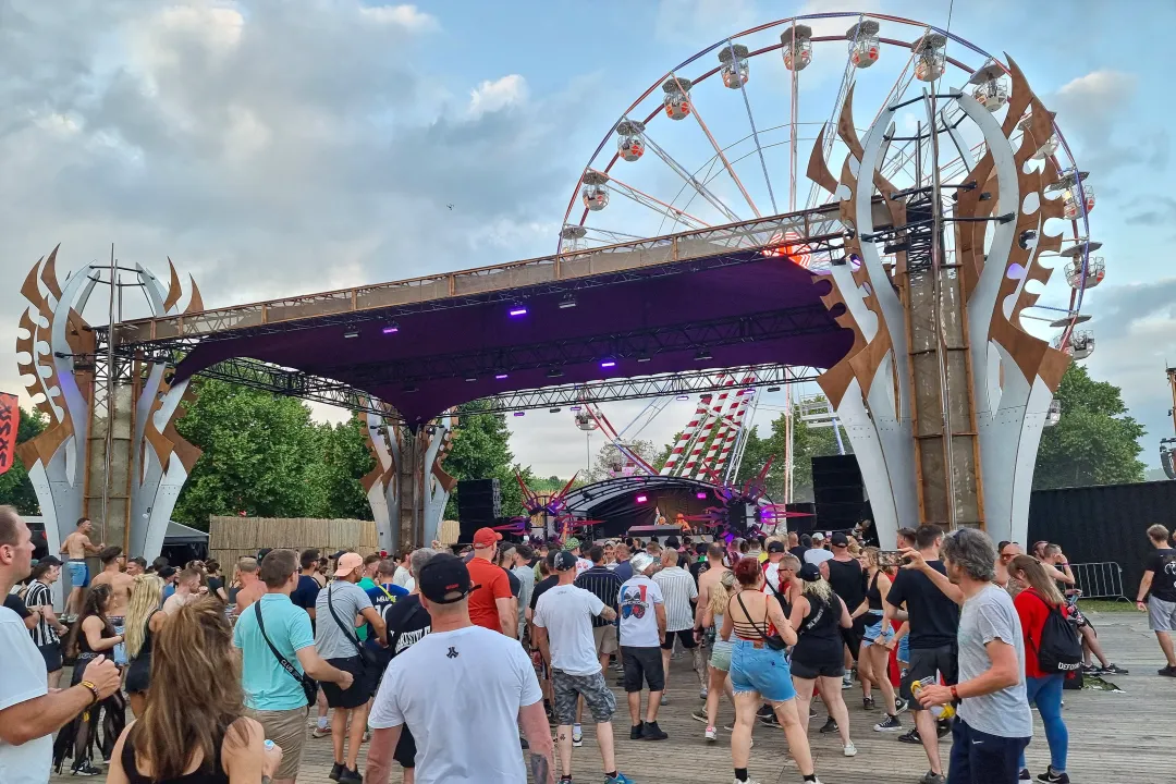 Une grande roue entre deux scènes à Defqon.1