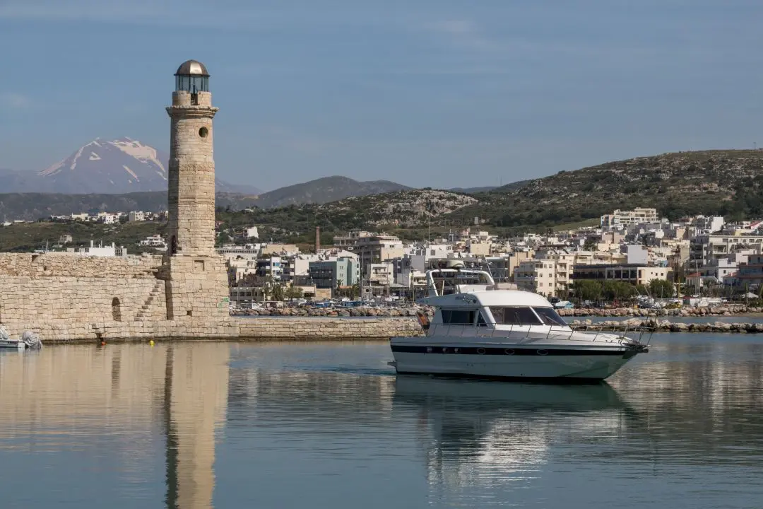 Le vieux port vénitien de la ville de Réthymnon et son phare