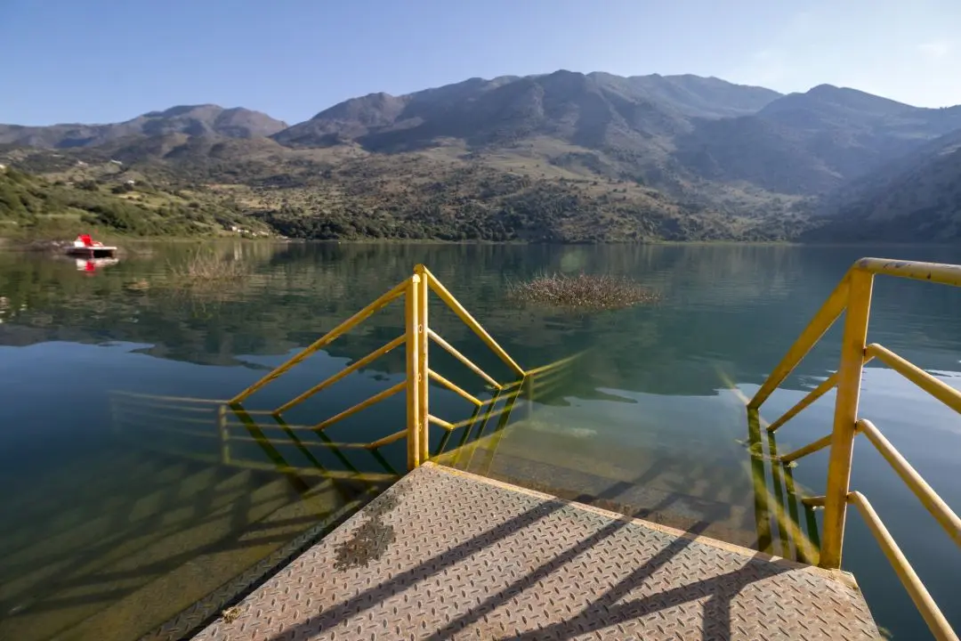 Escaliers dans l'eau lac de Kournas