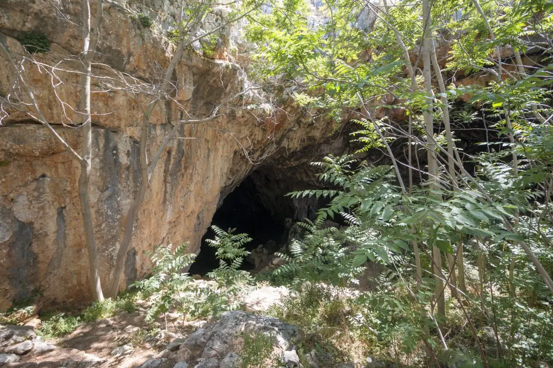 entrée grotte skotino