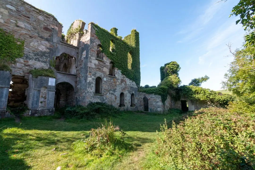 clifden castle cours intérieure
