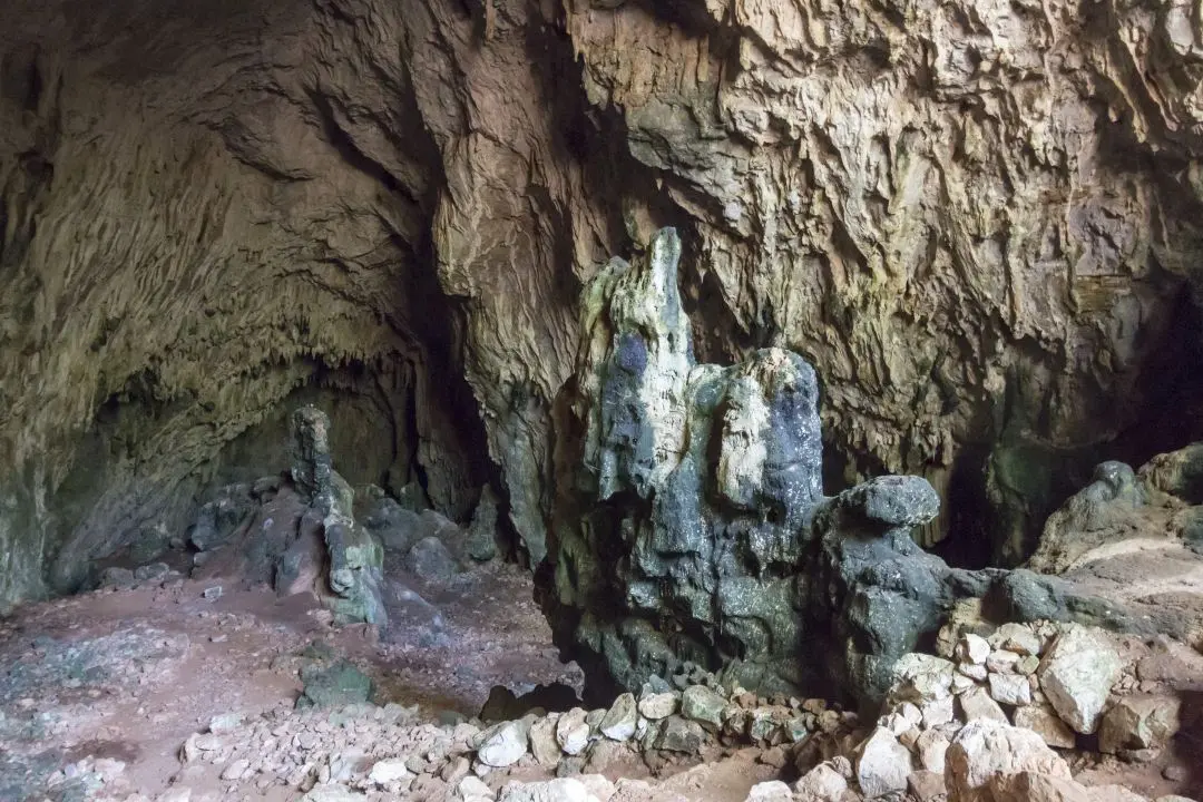 sculpture naturelle intérieur grotte skotino