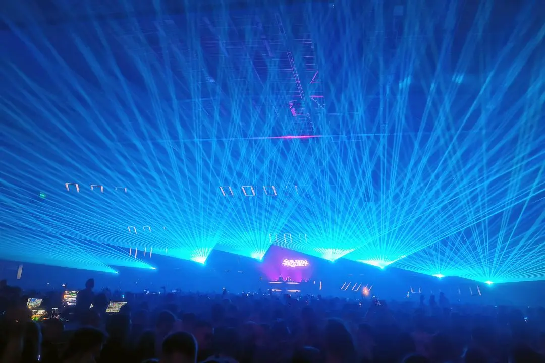 Des lasers durant le set de Sub Zero Project, à Apex en 2024