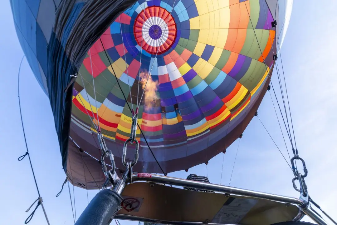 Une flamme sort du brûleur de la montgolfière