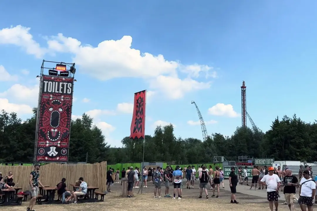 defqon.1 festival toilettes red stage