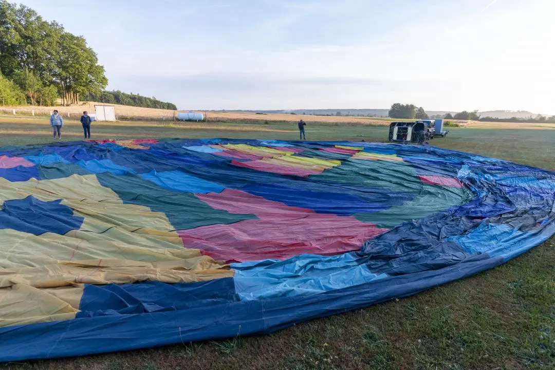 L'enveloppe de la montgolfière étalée au sol