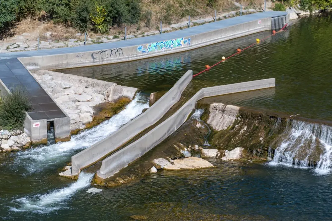 un toboggan aménagé pour les canoës, sur l'Ardèche