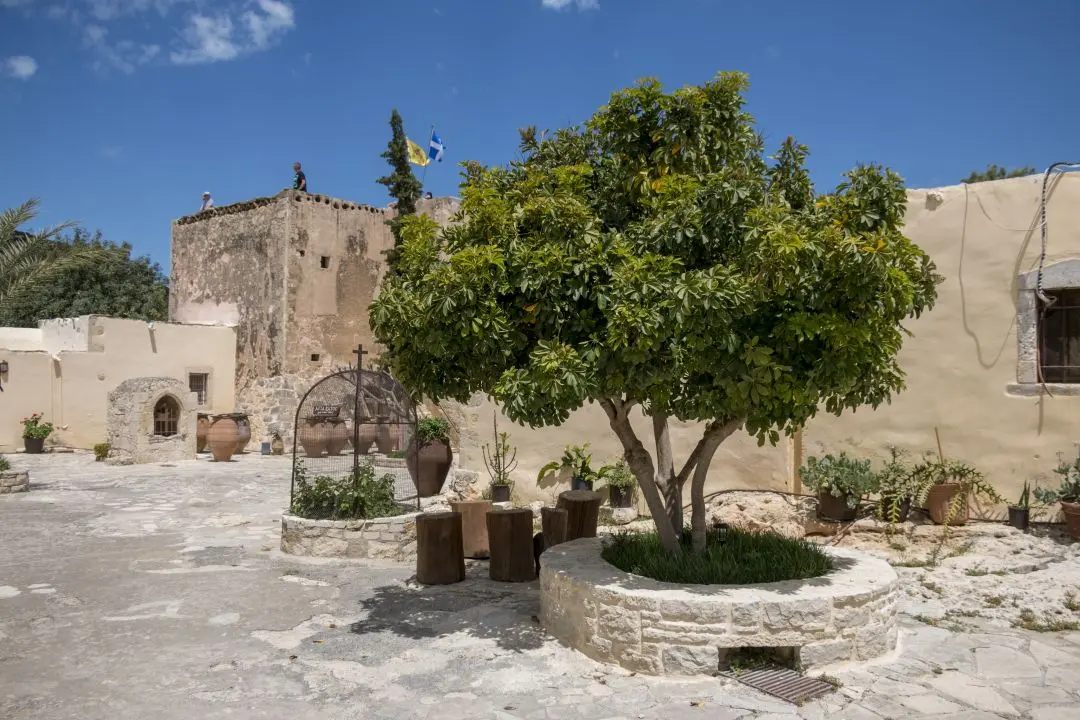 Un arbre dans la cour du monastère
