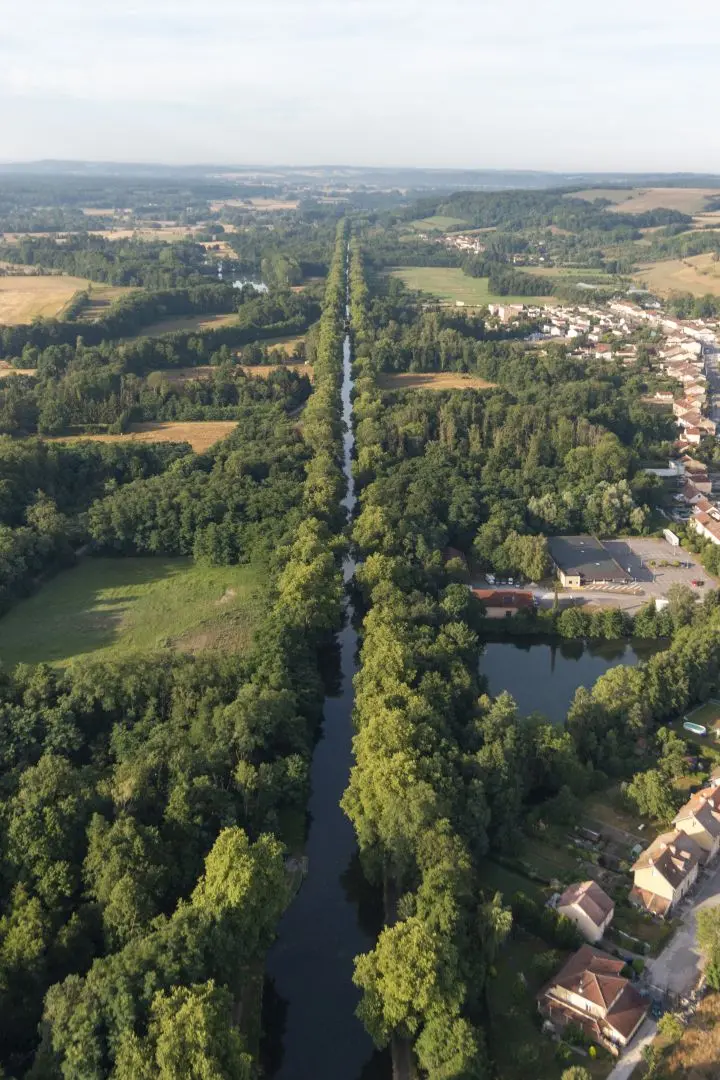 Un canal non loin de Bayon, vu du ciel