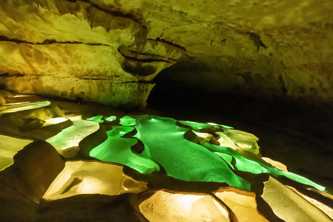 bassins naturels grotte saint-marcel mis en lumière