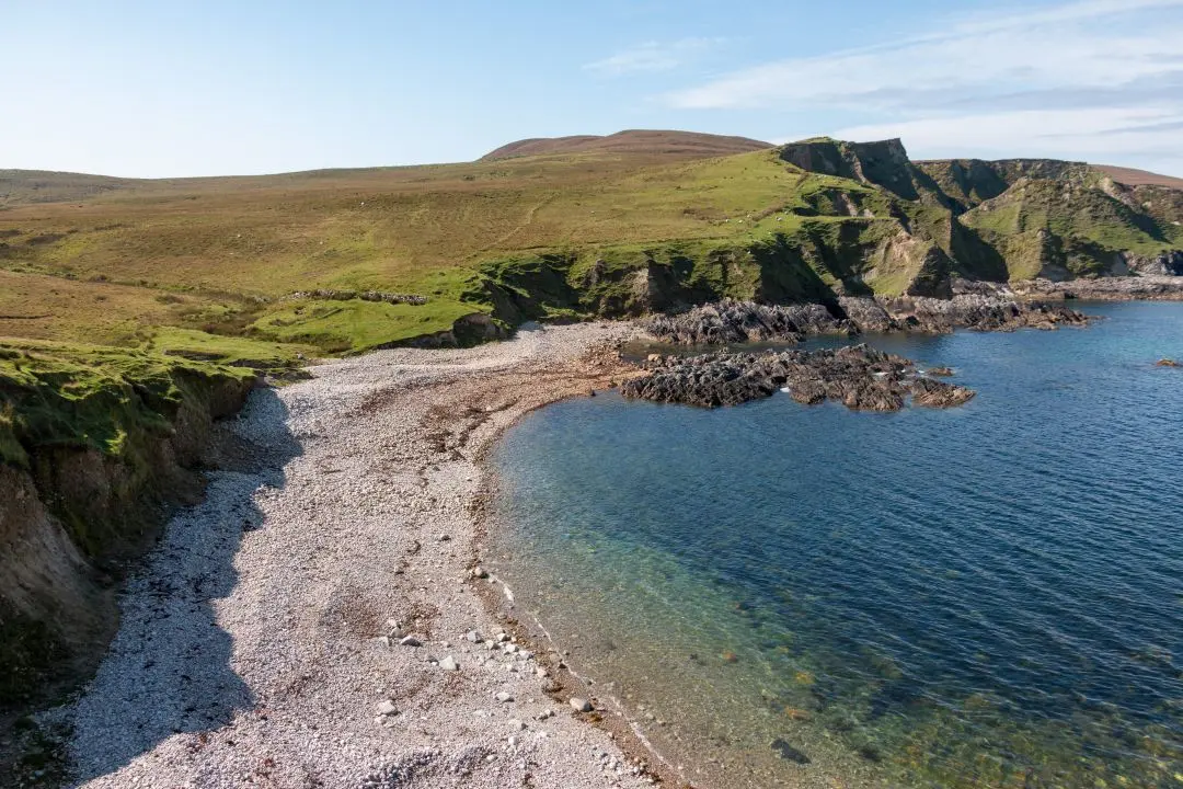 cleggan cliffs plage cailloux