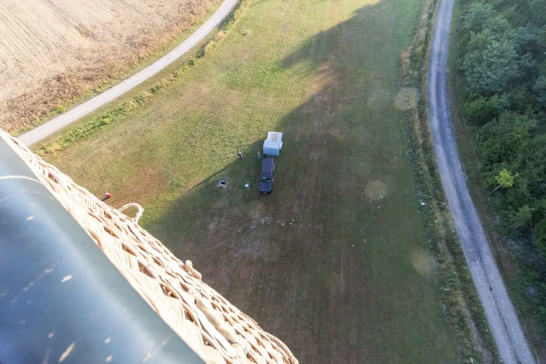 La voiture est petite après le décollage de la montgolfière