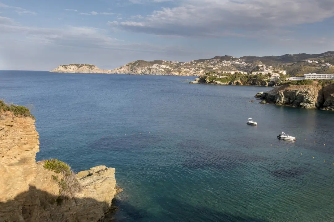 La vue depuis une falaise située au Nord de la plage de Psaromoura