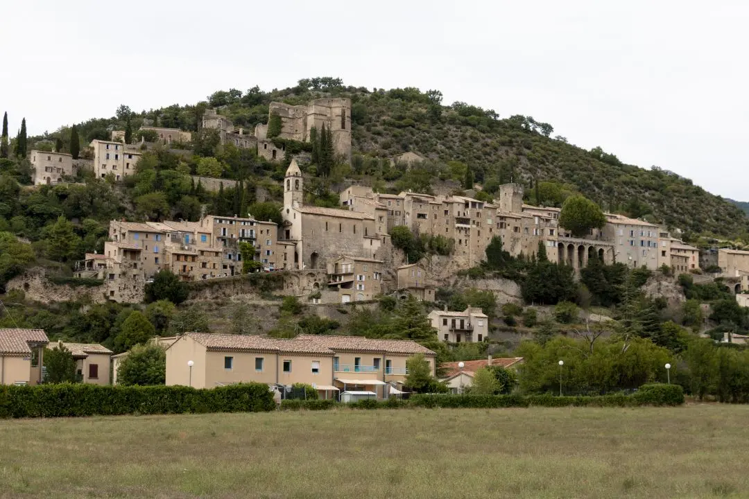 village montbrun-les-bains volets bleus