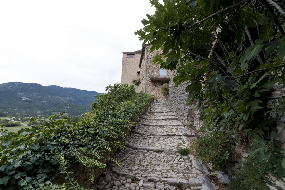 ruelle escarpée village montbrun-les-bains