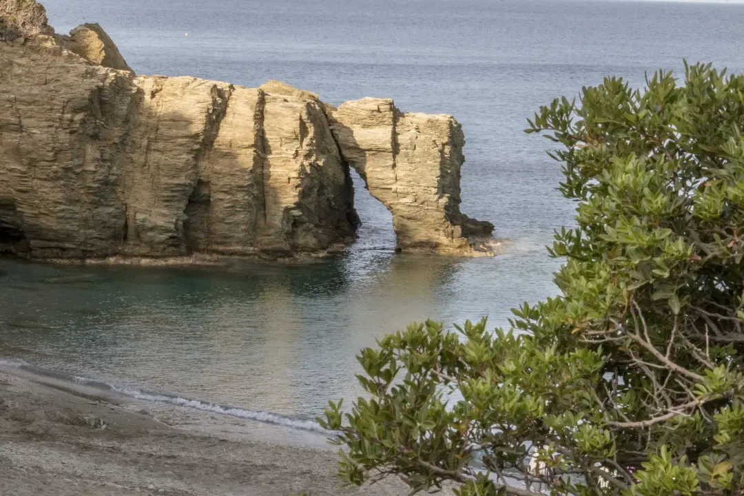 Les rochers, emblématiques de la plage de Psaromoura