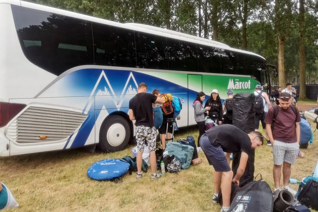 Chacun rassemble ses affaires à la descente du bus