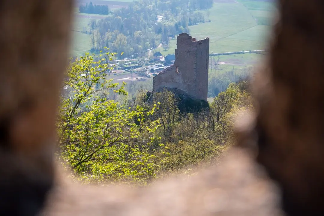 château ramstein vu à travers une meurtrière du château de l'ortenbourg