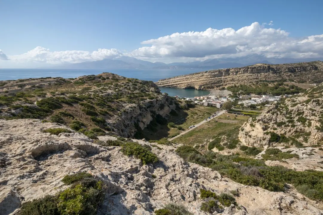 Les falaises de Matala depuis le sentier qui mène à la red beach