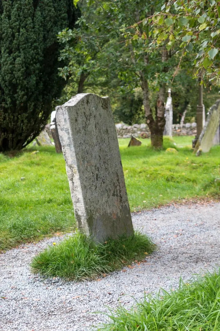 Glendalough cimetière tombe milieu du chemin