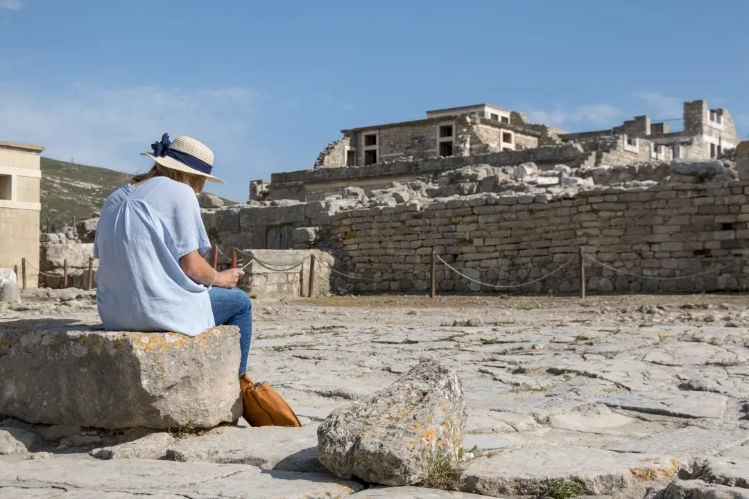 Une artiste en train de dessiner au milieu des ruines