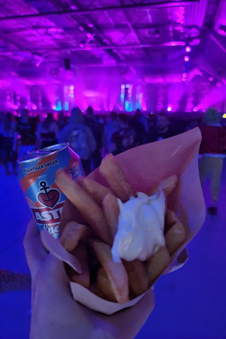 des frites et une bière servies à Apex