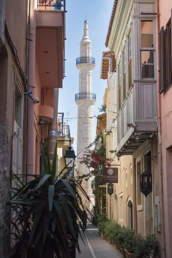 Vue sur le minaret dans la ville de Réthymnon 