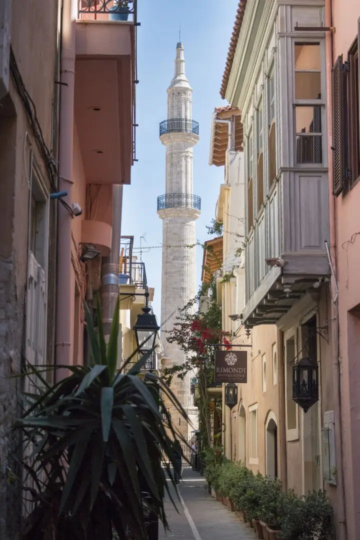 Vue sur le minaret dans la ville de Réthymnon