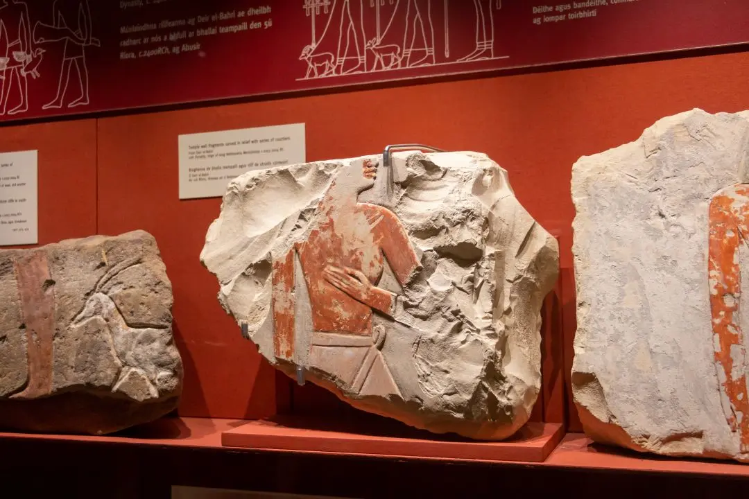 musée national d'archéologie fragment temple egypte