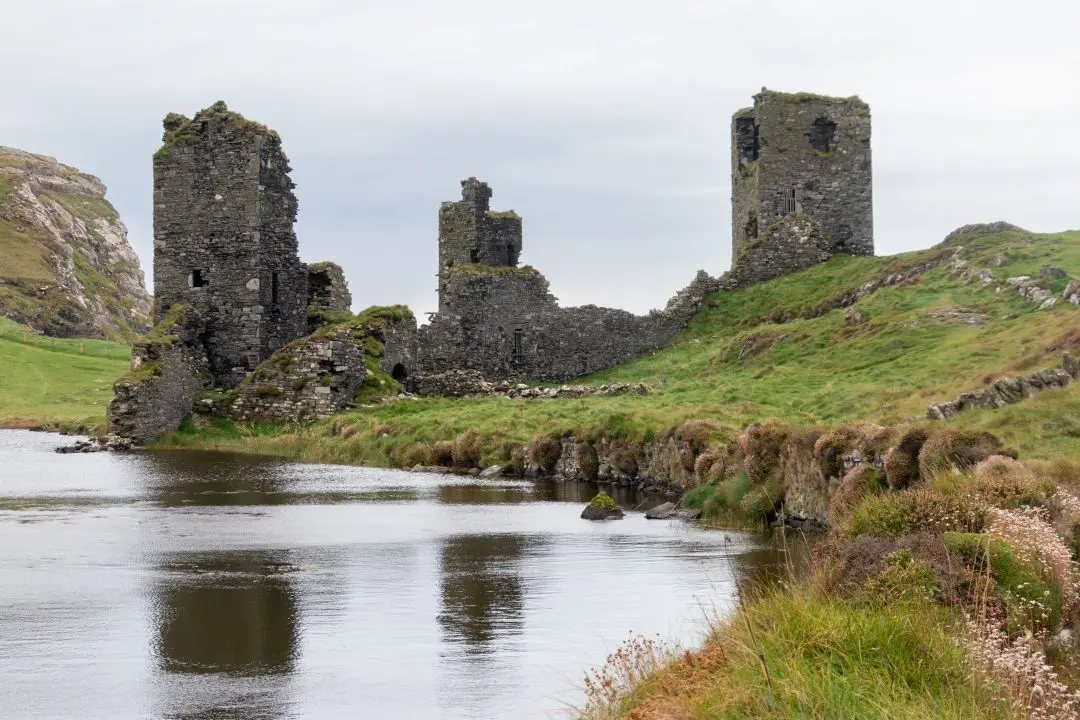 Lac artificial Dun Lough devant three castle head