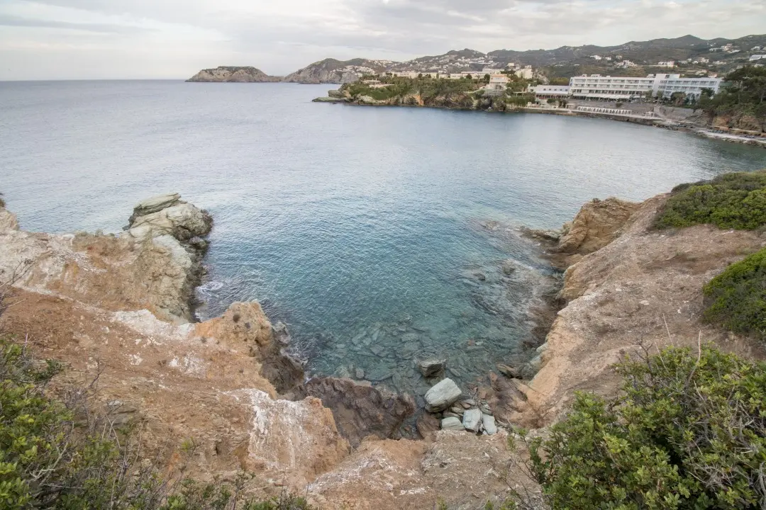 La vue depuis une falaise au Sud de la plage de Psaromoura