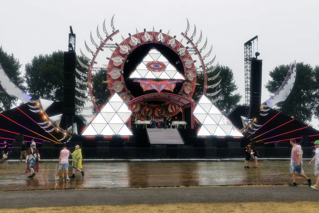 scene UV defqon1 sous la pluie