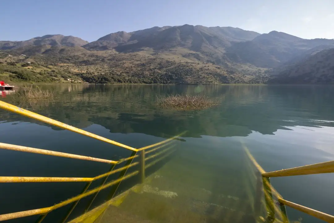 Escalier dans l'eau lac de Kournas